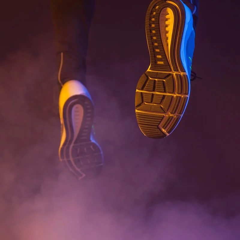 Nogi z bliska w butach do biegania z carbonem