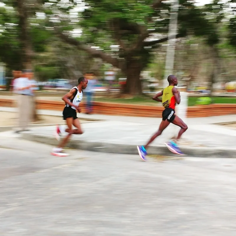 Sportowcy biegający w maratonie