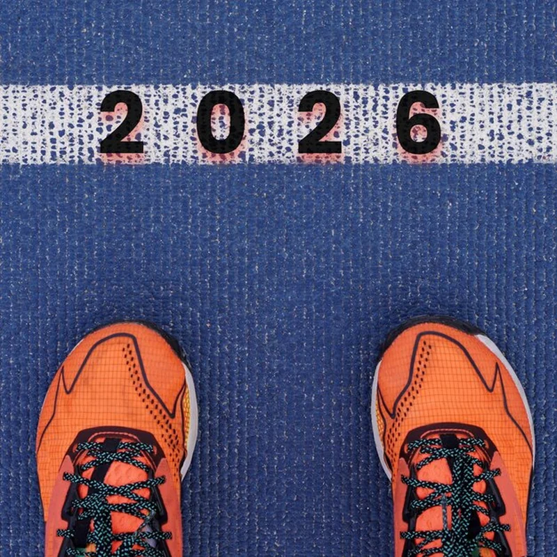 Biegacz na linii startu toru wyścigowego