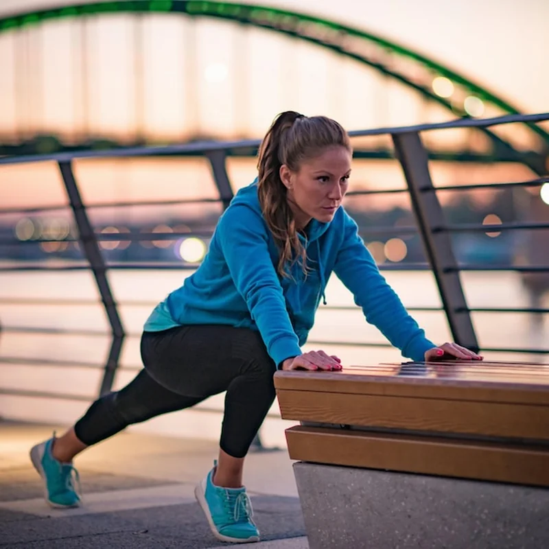 Kobieta biegająca na nabrzeżu