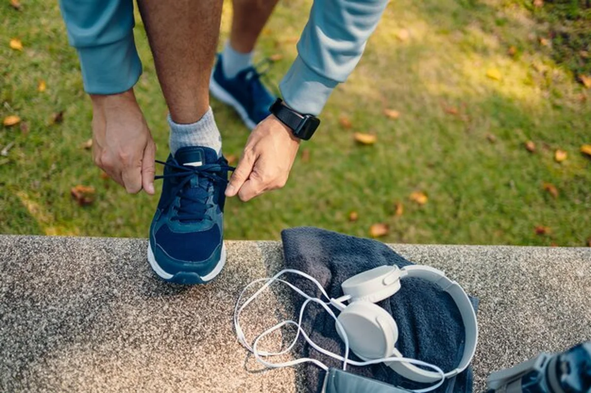Dolna część mężczyzny w butach do biegania