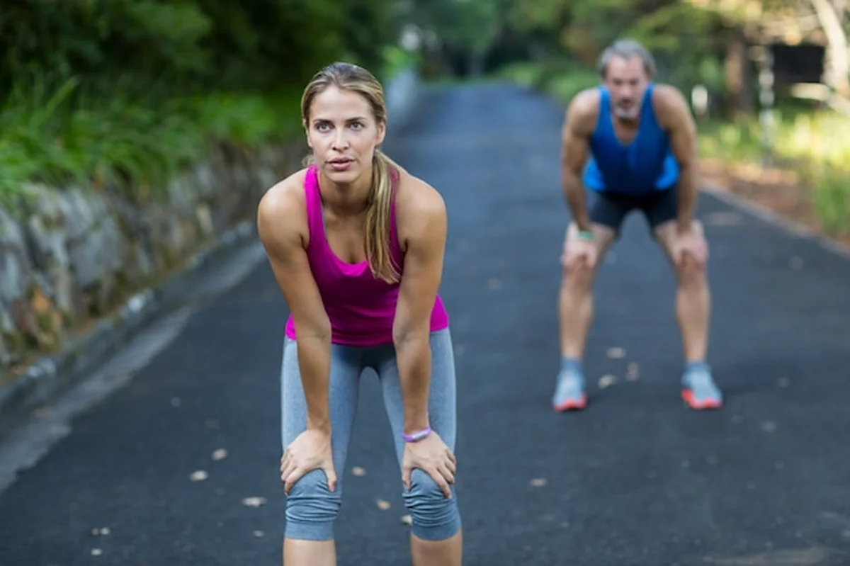 Sportowa para bierze przerwę po joggingu