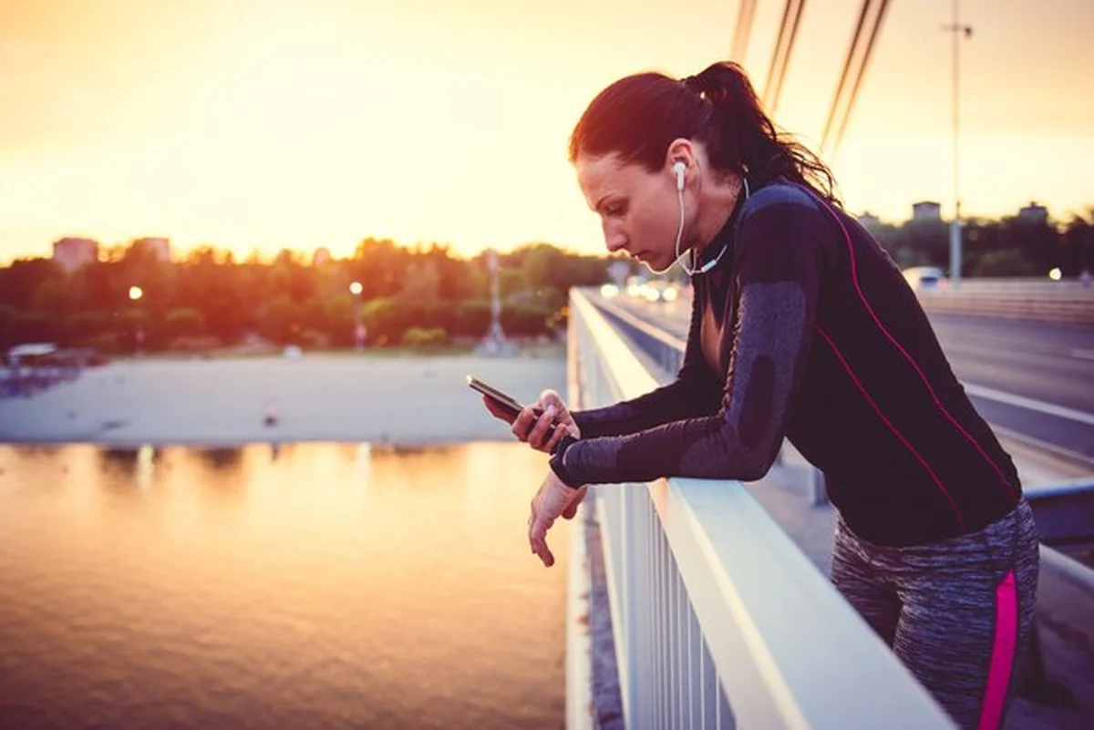 Kobieta używa telefonu podczas ćwiczeń