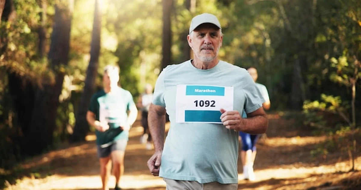 Dojrzały biegacz podczas maratonu w lesie