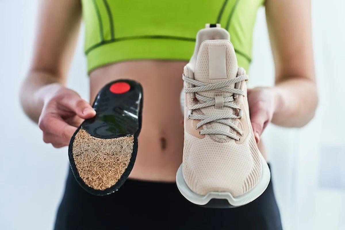 Kobieta w odzieży sportowej i trampkach do biegania